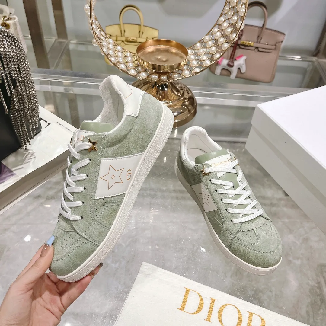 👟👟Ex-factory price 560👟👟Dior2024 new white shoes, Dior Dior Star women's sports shoes, very light summer white shoes. The upper is carefully made of imported suede, decorated with tonal suede panels, metal stars decorate the lace eyelets, and breathable mesh inside. The upper is punched and designed not to stuffy the feet. It is equipped with Christian Dior logo and thin soles. The thick sole is suitable for all seasons! Size: 35-41 (40 and 41 are customized and cannot be returned or exchanged)